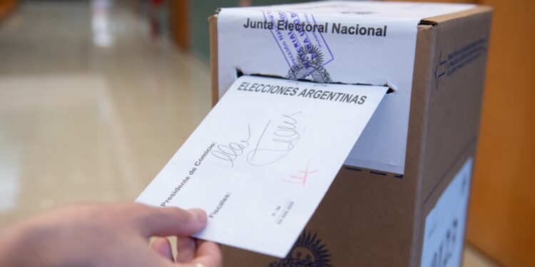 La CNE informó que las boletas que presenten roturas o distinto número son “válidas”