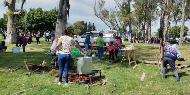 Organizaciones sociales realizan una “jornada de asamblea y ollas populares” en la bajada de la Autopista