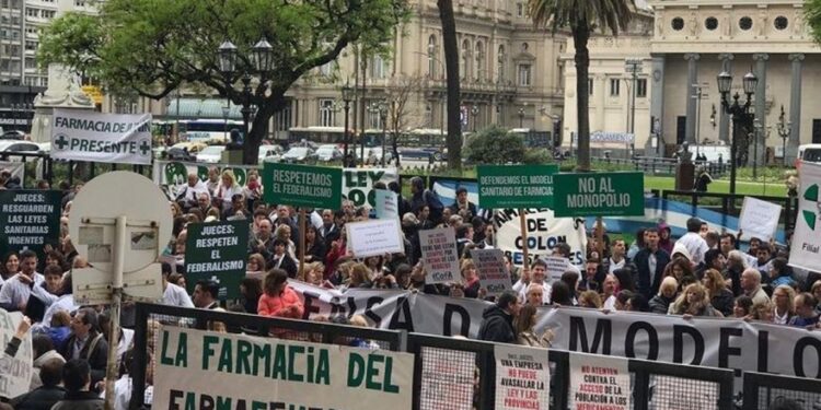 Farmacéuticos bajaron sus persianas y salieron a manifestarse en contra del DNU