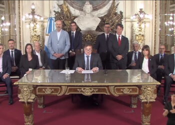 Los amparos contra el mega DNU serán tratado por separado