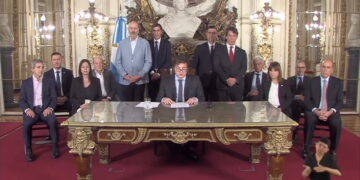Los amparos contra el mega DNU serán tratado por separado