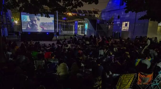“Acariciando el golpe” será proyectado gratis en la cancha del Lobo