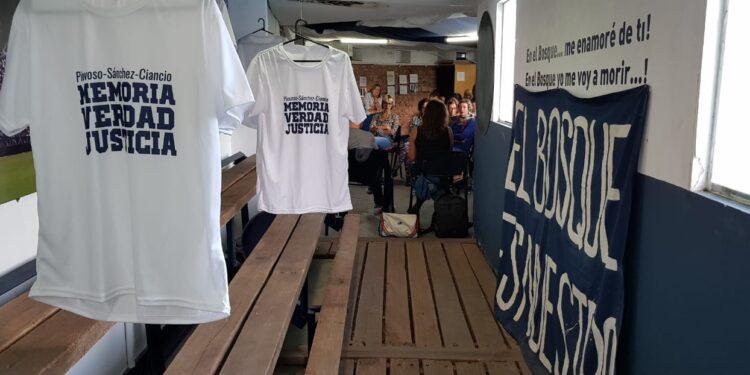 Presentan un libro y una película contra el negacionismo en la cancha del Lobo