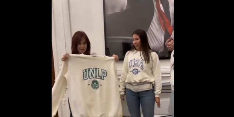 Cristina Kirchner estuvo presente en la Marcha Federal Universitaria con un buzo de la UNLP