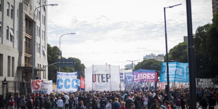 La policía reprimió a manifestantes en la 9 de Julio