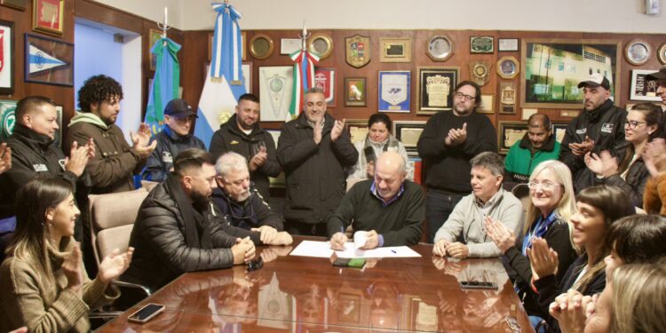 Secco aumentó el salario de los trabajadores municipales