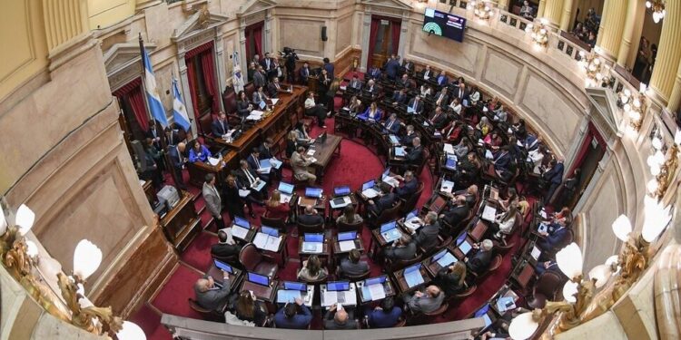 Palo y palo, se aprobó la Ley Bases