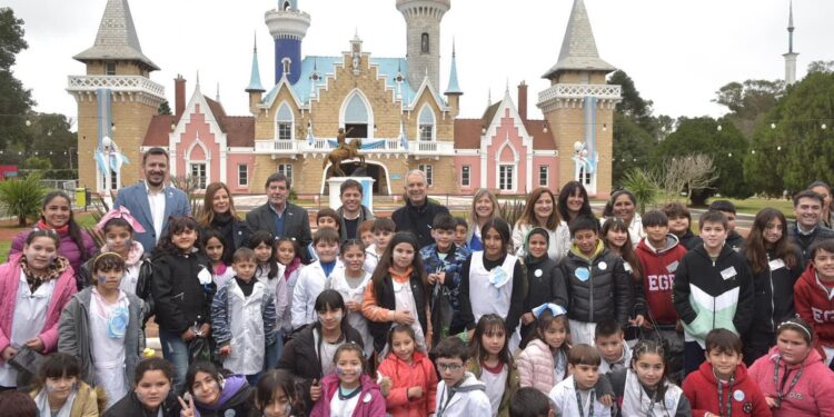 Más de 800 niños y niñas prometieron lealtad a la Bandera
