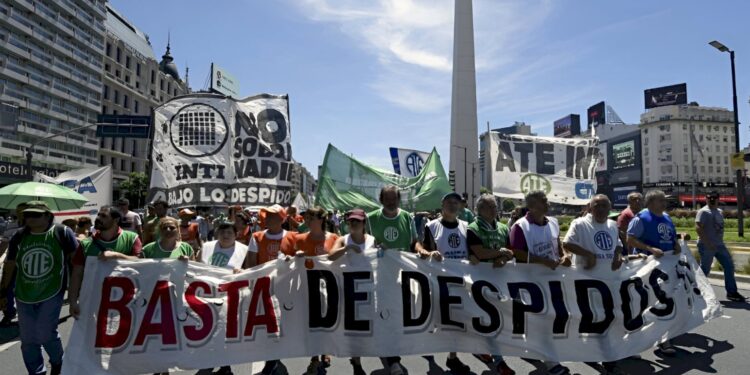 Despidos masivos y desmantelamiento de áreas enteras en distintos organismos del Estado