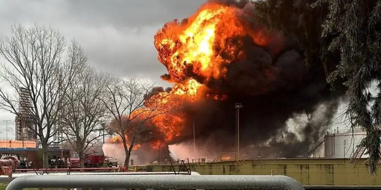 Se incendió una parte de la Refinería de YPF en Ensenada