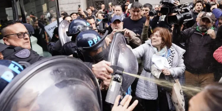 Represión a jubilados: “Quienes tienen que salir a apoyarnos no lo hacen”