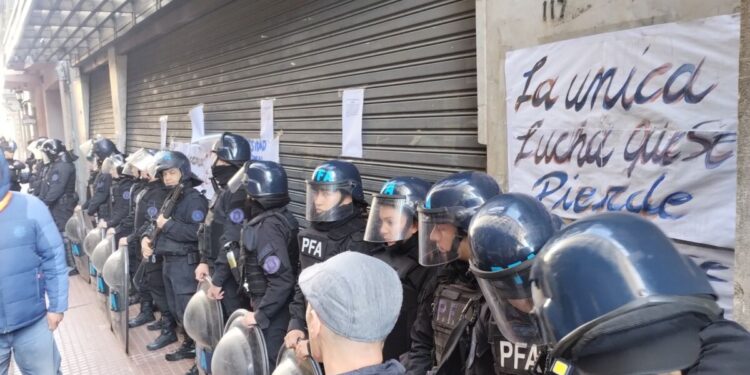 La Policía Federal tomó la sede de la Universidad de las Madres en CABA