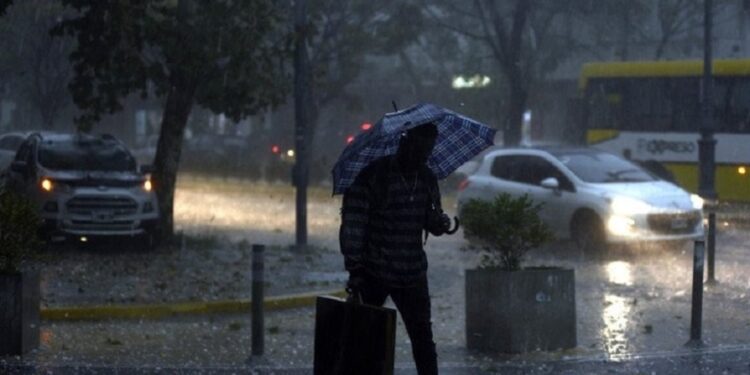 Llegó la lluvia a la ciudad y rige la ‘alerta naranja’