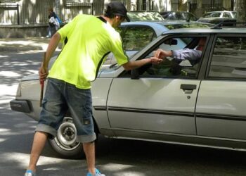 Proponen prohibir la actividad de “trapitos” y limpiavidrios en La Plata y la provincia