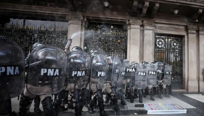 Se repite la historia: incidentes, detenidos y censura en el Congreso tras una nueva marcha de jubilados