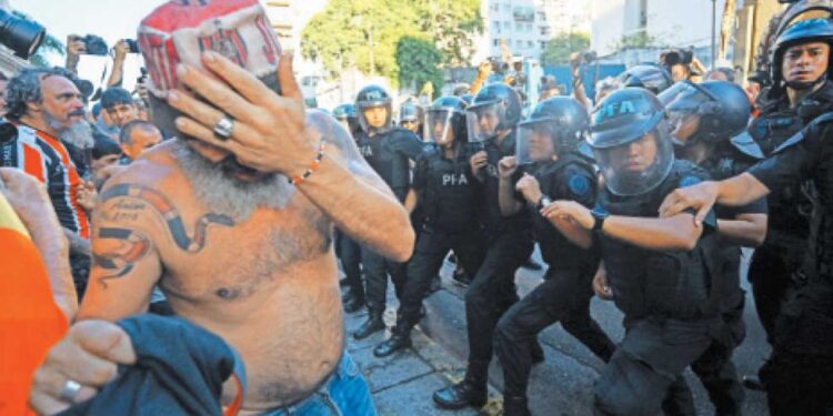 Tras la movilización de jubilados el Gobierno oficializó una sanción a los hinchas