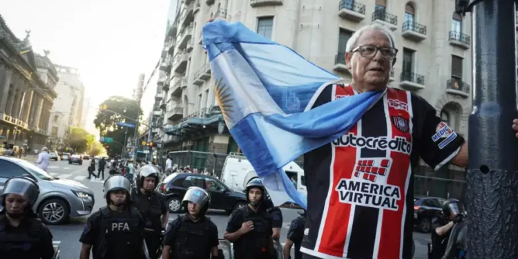 “En esta crisis vemos que las hinchadas se organizan más que los partidos políticos”