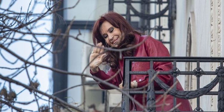 Dictan prisión domiciliaria con tobillera electrónica a Cristina Fernández De Kirchner