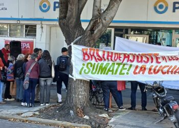 Protesta en La Plata por la crisis del PAMI: denuncian desfinanciamiento y caída en la atención