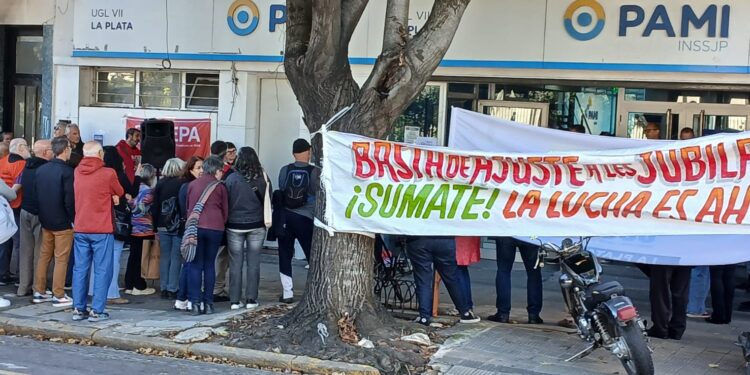 Protesta en La Plata por la crisis del PAMI: denuncian desfinanciamiento y caída en la atención