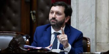 Juliano pidió apartar a Adorni del directorio de YPF: “Que no nos tomen por estúpidos a los argentinos”