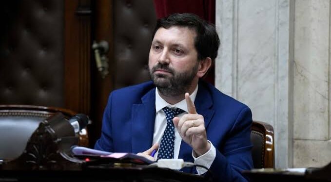 Juliano pidió apartar a Adorni del directorio de YPF: “Que no nos tomen por estúpidos a los argentinos”