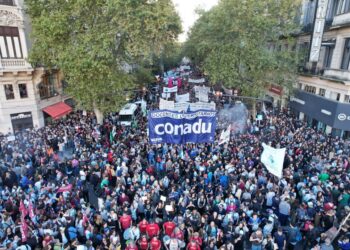 Docentes universitarios acordaron una recomposición salarial y suspendieron el paro