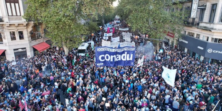 Docentes universitarios acordaron una recomposición salarial y suspendieron el paro
