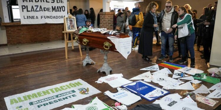 Conmoción y despedida a Taty Almeida: el último adiós desde FOETRA