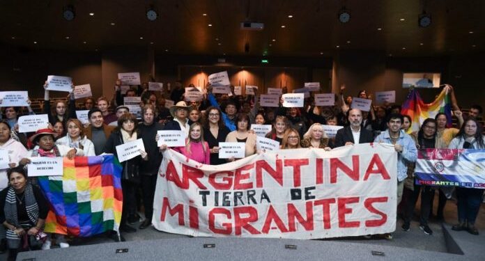Milei contra los migrantes: “Es un decreto xenófobo y pone en riesgo la libertad de expresión”