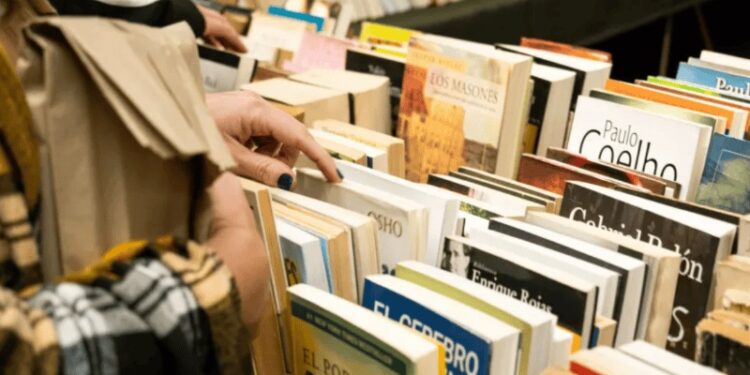 “Están destruyendo la bibliodiversidad en un ecosistema librero”: el alerta del sector por el fin del precio único del libro