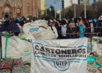 Cooperativistas de reciclaje montaron un “basural a cielo abierto” en Plaza Moreno para reclamar por sus puestos de trabajo