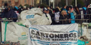 Cooperativistas de reciclaje montaron un “basural a cielo abierto” en Plaza Moreno para reclamar por sus puestos de trabajo