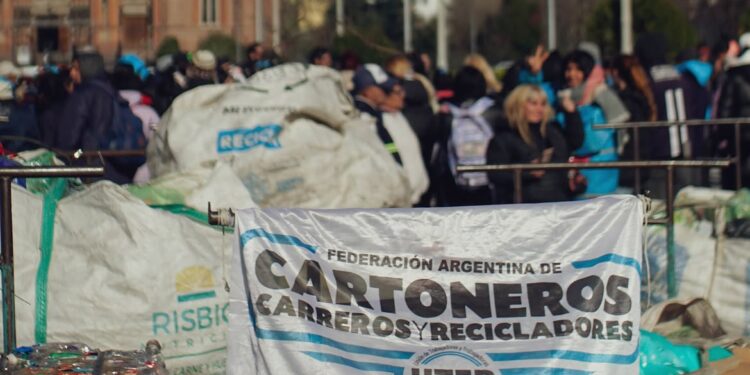 Cooperativistas de reciclaje montaron un “basural a cielo abierto” en Plaza Moreno para reclamar por sus puestos de trabajo