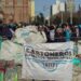 Cooperativistas de reciclaje montaron un “basural a cielo abierto” en Plaza Moreno para reclamar por sus puestos de trabajo
