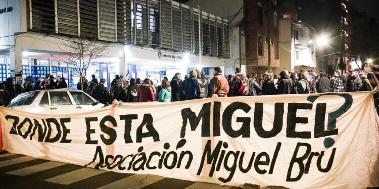Vigilia por Miguel Bru: a 33 años de su desaparición, la lucha sigue en la Comisaría 5ta de La Plata