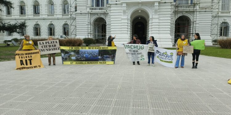 Inundados de Tolosa reclaman por el “Súper Niño” y denuncian falta de diálogo: “No nos reciben, nos mandan la policía”